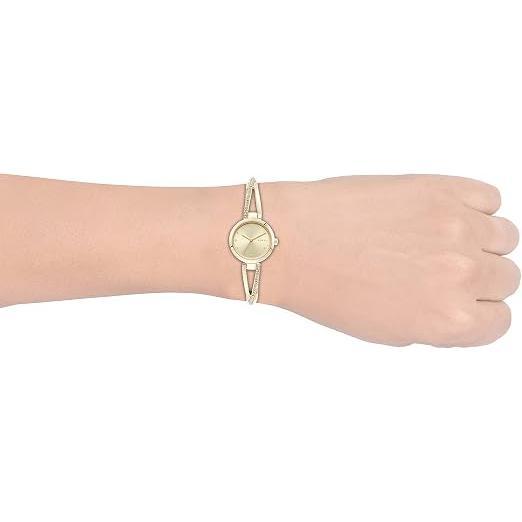 DKNY Reloj Ny2830 para Mujer con Diseño Elegante y Detalles Brillantes en la Pulsera