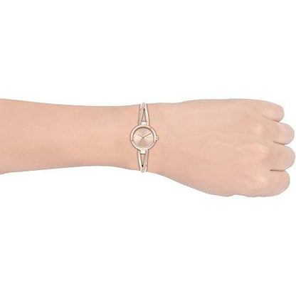 DKNY Reloj Ny2831 para Mujer con Diseño Elegante y Detalles Brillantes en el Brazalete